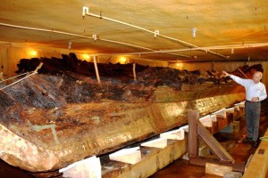 Interpreter pointing to the remaining section of the DeBraak’s hull.