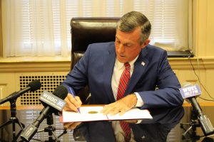  Governor Carney signs a decree on budget smoothing "srcset =" https://news.delaware.gov/files/2018/06/IMG_2850-300x200.jpg 300w, https: / /news.delaware.gov/files/2018/06/IMG_2850-768x512.jpg 768w, https: // news.delaware.gov/files/2018/06/IMG_2850-1024x683.jpg 1024w "sizes =" (maximum width: 300px) 100vw, 300px 