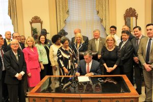   Governor Carney signs a law banning rebound stocks. "Srcset =" https://news.delaware.gov/files/2018/06/IMG__0538-300x200.jpg 300w, https: / /news.delaware.gov/files/2018/06/IMG__0538-768x512.jpg 768w, https://news.delaware.gov/files/2018/06/IMG__0538-1024x683.jpg 1024w "sizes =" (maximum width: 300px) 100vw, 300px 