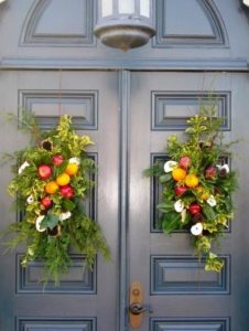 Photo of the front door of the Zwaanendael Museum decorated for the holidays.