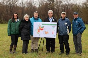 Governor and DNREC staff show new park map